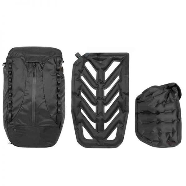 Wandrd VEER Black Photo Bundle Faltrucksack mit aufblasbarem Rückenpolster und Camera Cube